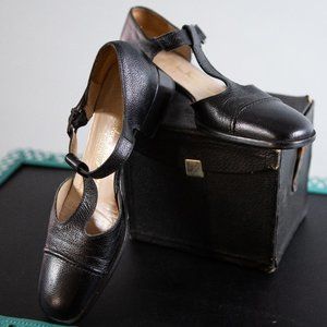 Vintage Salvatore Ferragamo Mary Janes 7.5